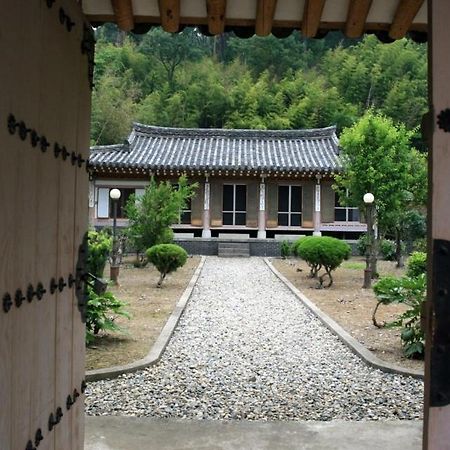 Goseong Choi Pilgan'S Old House Hotel Bagian luar foto