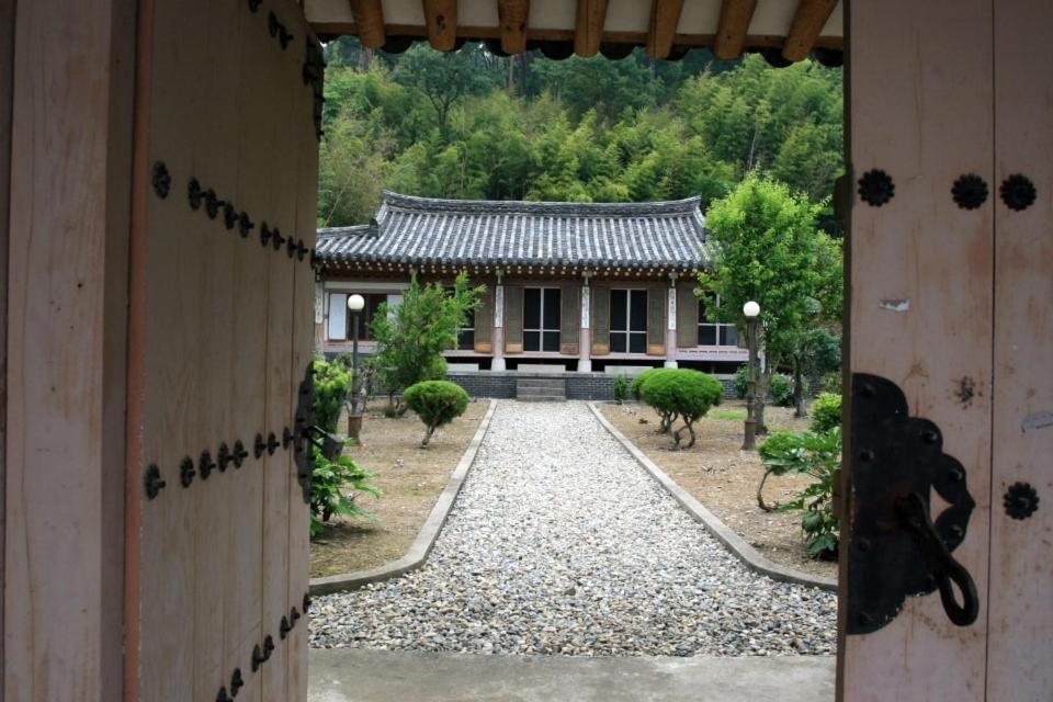 Goseong Choi Pilgan'S Old House Hotel Bagian luar foto