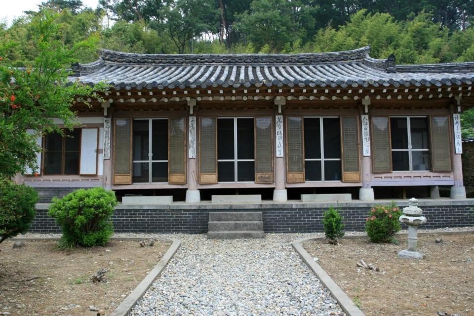 Goseong Choi Pilgan'S Old House Hotel Bagian luar foto