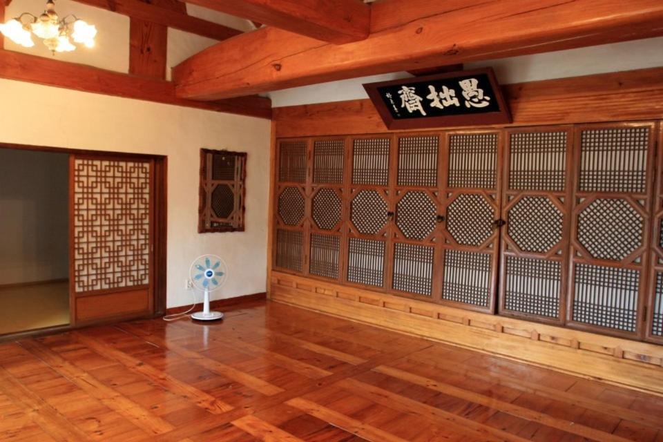 Goseong Choi Pilgan'S Old House Hotel Bagian luar foto